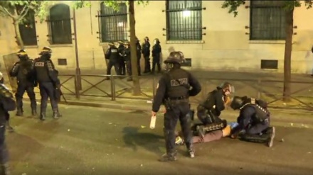 仏パリの街頭で、警察と市民が衝突（動画）