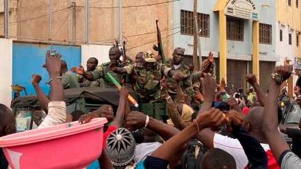 アフリカ・マリで軍部が権力掌握、大統領が辞任