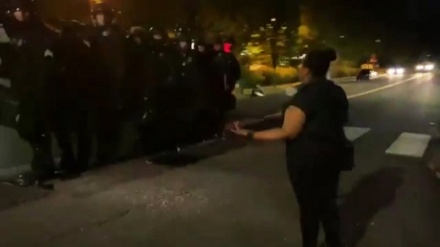 Портленд полицияси ходимлари норозилик билдирган аёлни шафқатсиз ҳибсга олишди (видео)