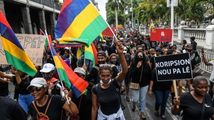 モーリシャスで、重油流出に抗議するデモが実施　　