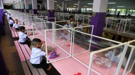 (FOTO DEL GIORNO) Covid, scuola elementare a Bangkok