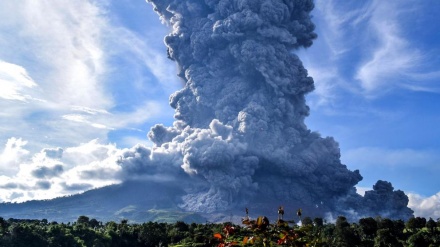 Video: El volcán Sinabung expulsa una enorme columna de ceniza