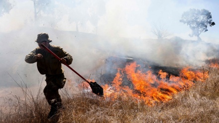 イスラエル軍が入植地で消火活動に追われる