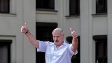 Bielorussia: Lukashenko arriva al palazzo presidenziale con il fucile d'assalto