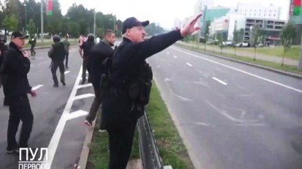 (VIDEO) Lukashenko con fucile e giubbotto antiproiettile a Minsk