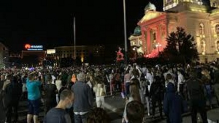 Serbia, gente accoglie i parlamentari con lancia uova 
