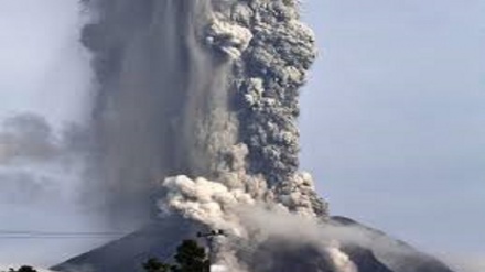Indonesia: erutta il Sinabung, colonna di fumo di oltre 5000 metri