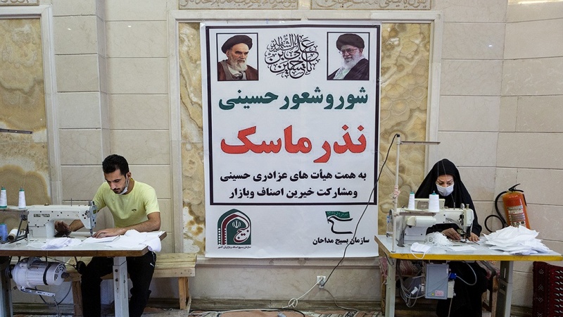 Membuat masker di area Masjid Imam Jakfar Shadiq as di Palestine Square (Maidan-e Felestin), Tehran.