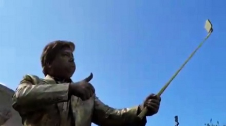 (VIDEO) Trump scatta selfie durante arresto manifestante 