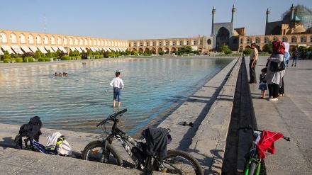 Bermain Air di Kolam Imam Khomeini Square, Isfahan (2)