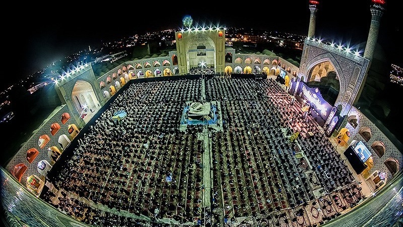 Acara Duka Malam Kelima Muharam di Masjid Jami\' Isfahan.
