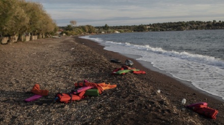 La Grecia sta abbandonando centinaia di migranti in mare