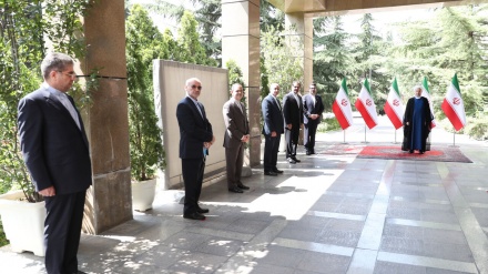 鲁哈尼接见伊朗驻6个国家新任大使
