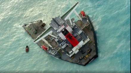 モーリシャス沖で座礁した貨物船と周辺海域　22日の映像