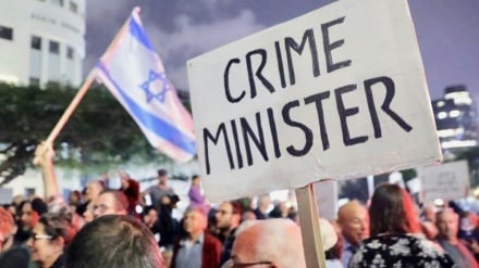 ‘ক্রাইম মিনিস্টার’ নেতানিয়াহুর বাড়ির সামনে হাজারো ইসরাইলির বিক্ষোভ