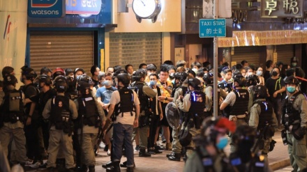 有香港网民昨傍晚在多区商场发起“和你Sing”活动