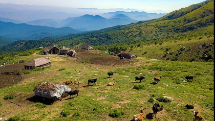 北部マーザンダラーン州　ドゥダーンゲ山地（写真）