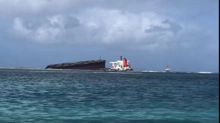 モーリシャスで座礁の貨物船、船体の一部を沖合で海中投棄へ