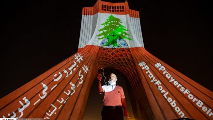  Iran, torre Azadi illuminata con i colori della bandiera libanese (VIDEO)