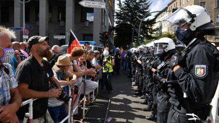 ドイツ警察が、コロナ関連制限措置に反対するデモ隊を襲撃