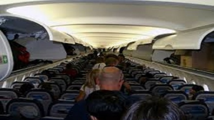 Aereo atterra con 1 minuto di ritardo, passeggeri finiscono in quarantena 