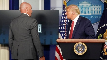 Video: Rueda de prensa de Trump interrumpida por tiroteo