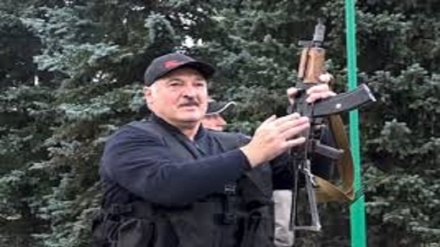 Bielorussia, circola foto su Lukashenko con fucile d'assalto