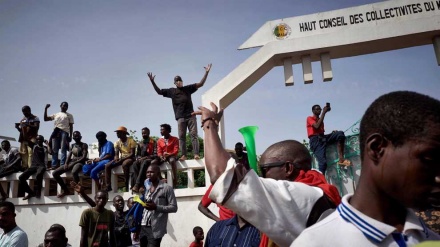  Mali forces fire tear gas to clear Bamako protesters 