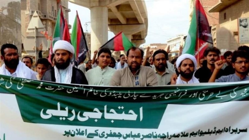 ادامه اعتراض مسلمانان پاکستان به توهین نشریه فرانسوی