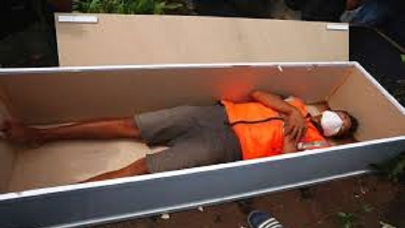 Notizie curiose: chi non indossa mascherina finisce in una bara