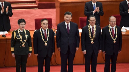 习近平为国家勋章和国家荣誉称号获得者颁授勋章奖章