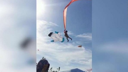 台湾の凧揚げ大会で、凧が絡まって女児が宙に（動画）