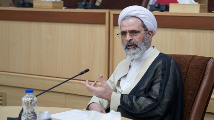 آیت الله اعرافی: تعرض به قرآن به نام آزادی مضحک‌ است