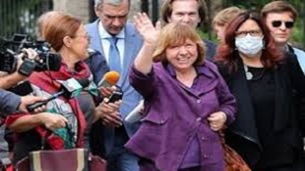 Premio Nobel Svetlana Alexievich lascia la Bielorussia