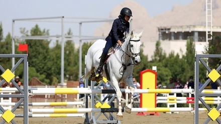 Kompetisi Kuda Loncat Rintangan di Isfahan (2)