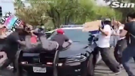 Америка полицияси намойишчиларга мошин билан ҳужум қилди (видео)
