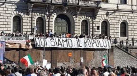I no mask in piazza Roma: 'Attenti al vaccino, c'è l'acqua di fogna'