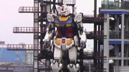 18メートルの動く実物大ガンダム　横浜