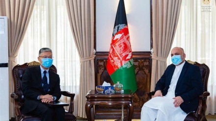 تأکید بر آتش‌بس در افغانستان؛ رایزنی «اتمر» با نماینده سازمان ملل و سفیر چین