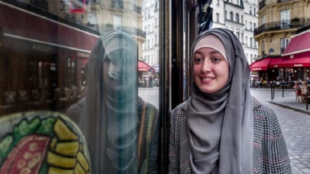 Francia, discriminazioni contro i musulmani: continua la guerra all’Hijab