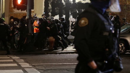 米ポートランドで、抗議運動参加者20人逮捕（動画）