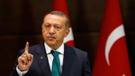 Turchia contro la Francia: 'imperialista'