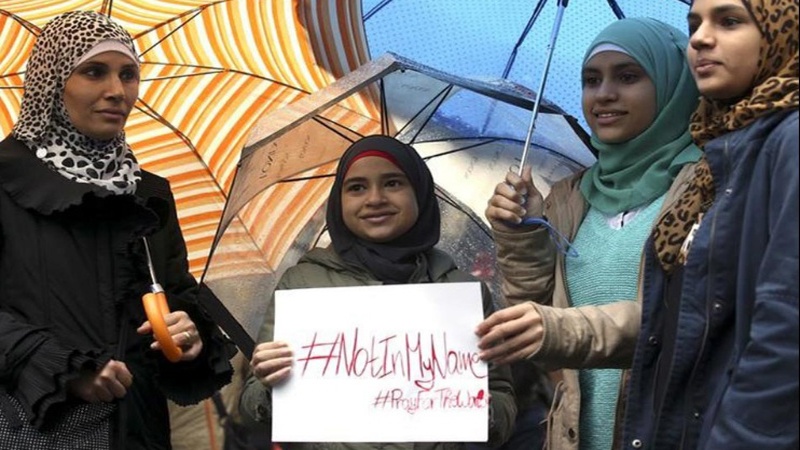 Para wanita Muslim Italia menggelar aksi mengutuk terorisme di kota Roma pada 21 November 2015.