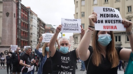 Españoles protestan contra inacción del Gobierno ante coronavirus