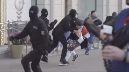 ベラルーシで約200人の抗議者が拘束（動画）