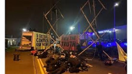 Protesta in Inghilterra, dopo il Parlamento tocca alle sedi delle agenzie stampa