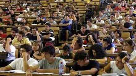 Migliaia di studenti 'prigionieri' delle università inglesi e scozzesi