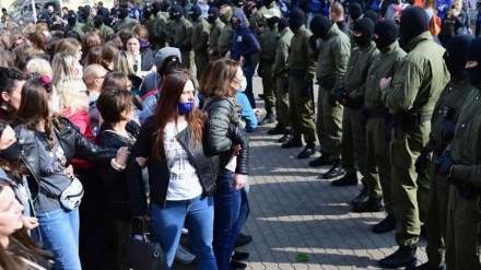 ベラルーシで、女性たちによる大規模なデモ行進