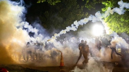 米国の反人種主義デモで、警察が催涙ガス　参加者に異常症状
