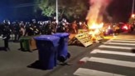 Портлендда полиция эътирозчиларга нисбатан қупол муносабати (видео) 